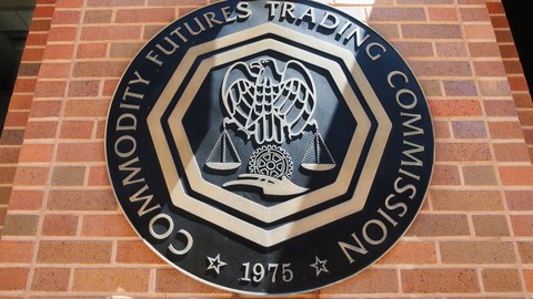 Eski CFTC başkanı, stablecoin'ler için yeni yasalar çıkarmak istemiyor!