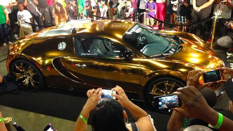 Altın kaplama trilyonluk araba Bugatti Veyron