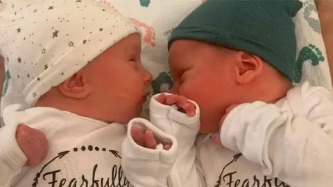 Bu ikizler şimdiye kadar doğmuş "en yaşlı" bebekler: Anne ve babalarından daha yaşlılar!