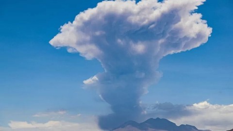 Şili'de yanardağ patlaması sonrası alarm verildi