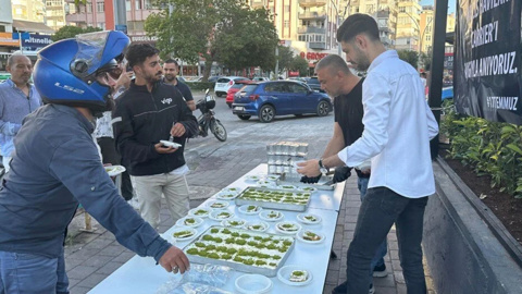 Klimanın mucidi için kaymaklı kadayıf dağıttılar