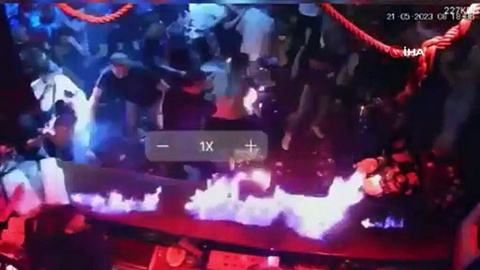 Müşteriye alevli şov yapmak istedi yanındaki adamı yaktı!