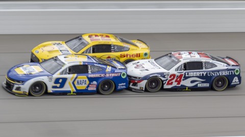 NASCAR'ın ilk elektrikli yarış arabası prototipine göz atın