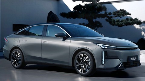 Geely’nin yeni PHEV otomobili tek depoyla dünyaları gidiyor!