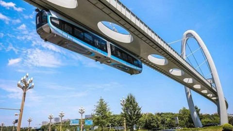 Çin'de kullanıma açılan yeni tren adeta havada gidiyor!
