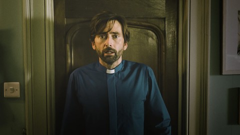 “A Man On The Inside” Netflix Komedi Dizisi: Şu ana kadar bildiklerimiz
