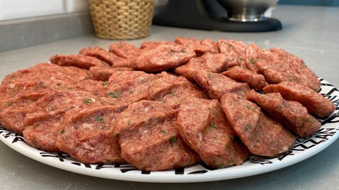 Köftelerin iç harcına eklemeniz yetiyor... Köfte sulu sulu kalıyor ve asla sönmüyor