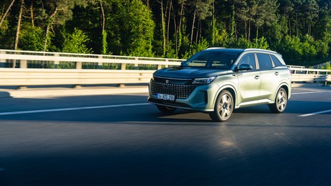 DFSK Yeni Şarj Edilebilir Hibrit SUV Modeli E5’i Türkiye’de Satışa Sundu