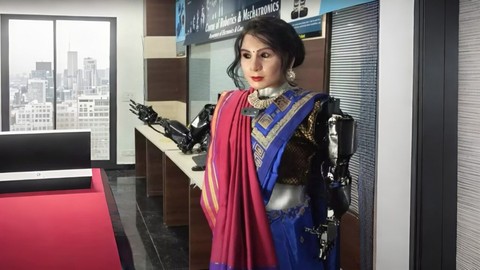 Hint öğrenciler hurdadan insansı robot yaptı, kalbi bile atıyor