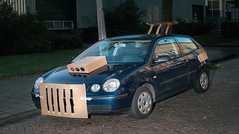 Geceleri gizlice otomobilleri
