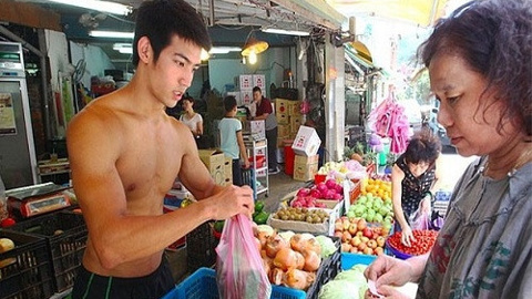 İnternetin yeni fenomeni 'dünyanın en yakışıklı manavı'