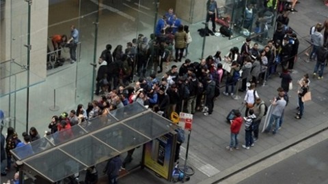 İşte metrelerce uzayan iPhone 6 kuyrukları!