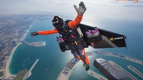 Jet motorlu kanatlarla Dubai'de uçan ilk insan