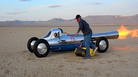 Jet motorlu otomobilini internette satışa çıkardı