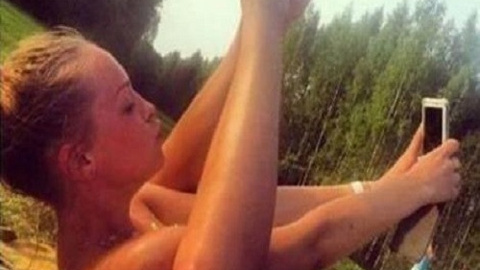 Selfie çekene hapis yolu göründü!