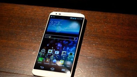 Motorola Droid Ultra ve Galaxy S4 yan yana