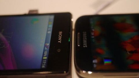 Xperia Z1 ve Galaxy S4 karşılaştırması! Video