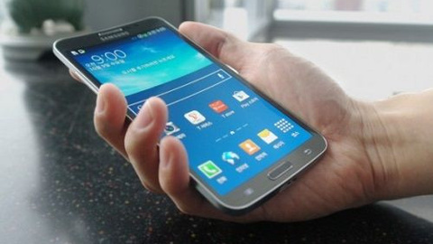 Kavisli ekrana sahip Galaxy Round kutudan çıktı