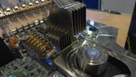 250 Sabit disk'den oluşan muazzam F1 aracı (Video)