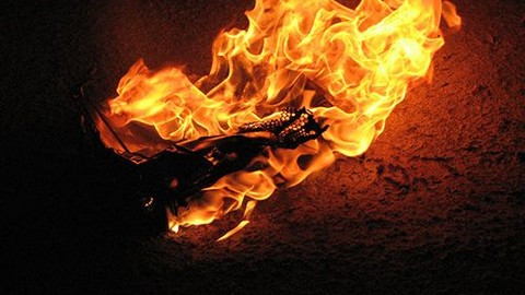 Xbox için canından oluyordu, alevlerin içine atladı!