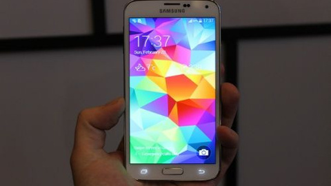 İşte Galaxy S5'in yeni TouchWiz arayüzü, bataryası ve parmak izi uygulaması!