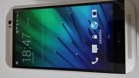 Bu adam elinde yeni HTC One (M8) tutuyor!