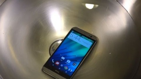 HTC One (M8) su geçirmez mi? Siz yinede denemeyin! (Video)