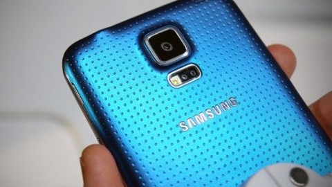 Samsung Galaxy S5'in bataryası test sırasında patladı! (Video)