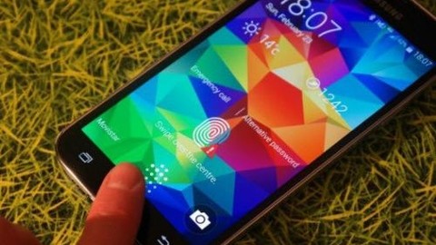 Samsung Galaxy S5, 50 Kalibrelik keskin nişancı tüfeğine karşı! (Video)