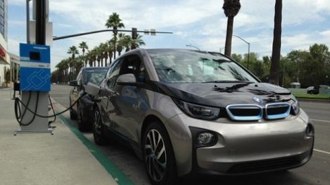 BMW i3 elektrikli aracı 30 dakikada şarj oluyor!