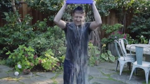 Mark Zuckerberg kafasından aşağı su döktü ama sıcaktan değil!