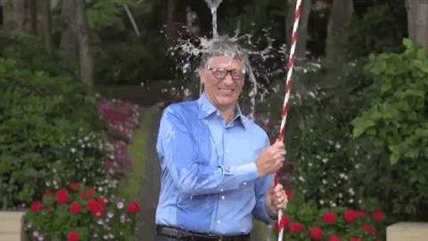 Microsoft ve Apple CEO'larının başından aşağı bir kova buzlu su (Video)
