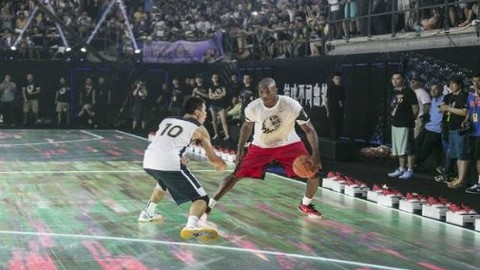 Nike'dan Dünyanın ilk tam dokunmatik, hareket sensörlü basketbol sahası! [Video]