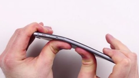 iPhone 6 Plus, HTC One M8 ve Moto X eğilme testi (Video)