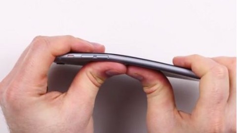 Eğilen iPhone 6'ları düzeltmek için ilginç bir yol! (Video)