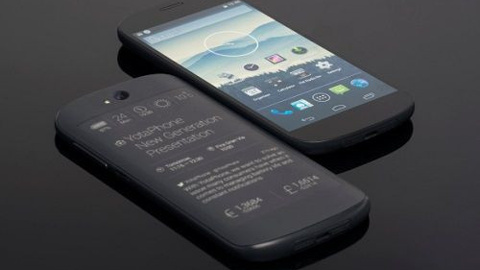 Çift ekranlı akıllı telefon YotaPhone 2 kutudan çıktı