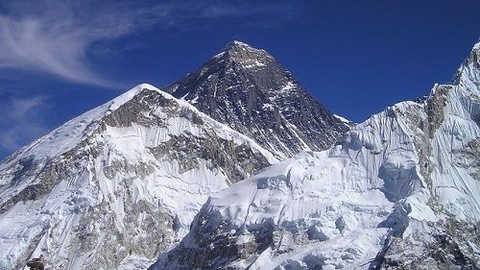 Nepal deprem Everest’in boyunu kısalttı