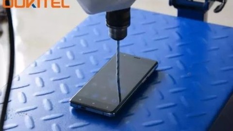 Oukitel K4000'i matkapla deldiler, telefon çalışmaya devam etti!