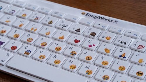 EmojiWorks'tan emojiler için tasarlanmış fiziksel klavye: Emoji Keyboard