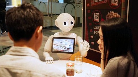 Robot Pepper garson oluyor (Video)