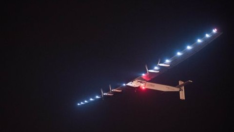 Güneş enerjisiyle çalışan uçak gece uçuşunda