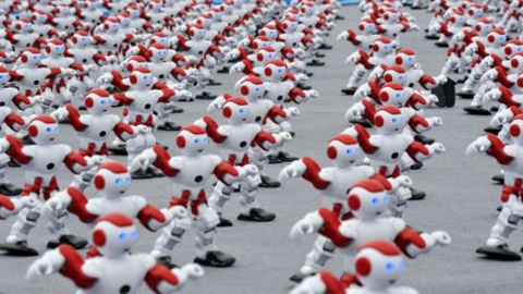 Çin'de dans eden binlerce robot rekor kırdı!