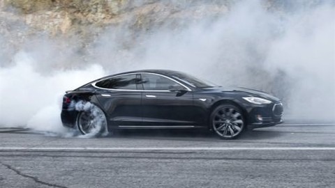 Tesla Model S cayır cayır yandı!