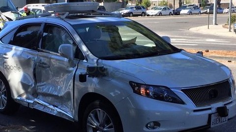 Google'ın sürücüsüz otomobili şimdiye kadarki en kötü kazasını yaptı