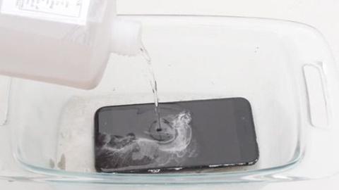 iPhone 7, dünyanın en güçlü asidine karşı!