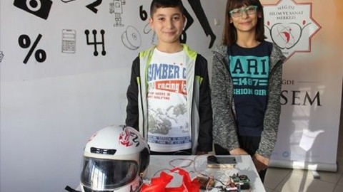 Babasının anlattığı olaylara üzülünce bu kaskı geliştirdi!