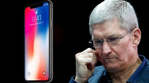 Apple CEO'sunun iPhone X'i cebinden düştü (Video)