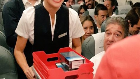 Samsung'dan uçaktaki yolculara Galaxy Note 8!