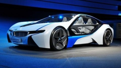 BMW i8 reklamları arabanın kendisi kadar güzel