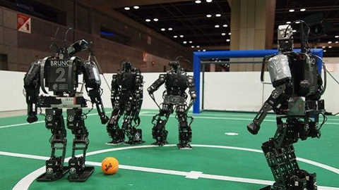 Robot futbolcular insanların yerine maç yapacak